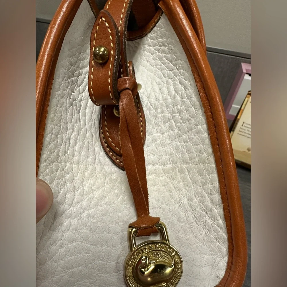 Vintage Dooney Bourke Leather White Essex Shoulder Bag Brass Hardware Tan Trim - Picture 15 of 17